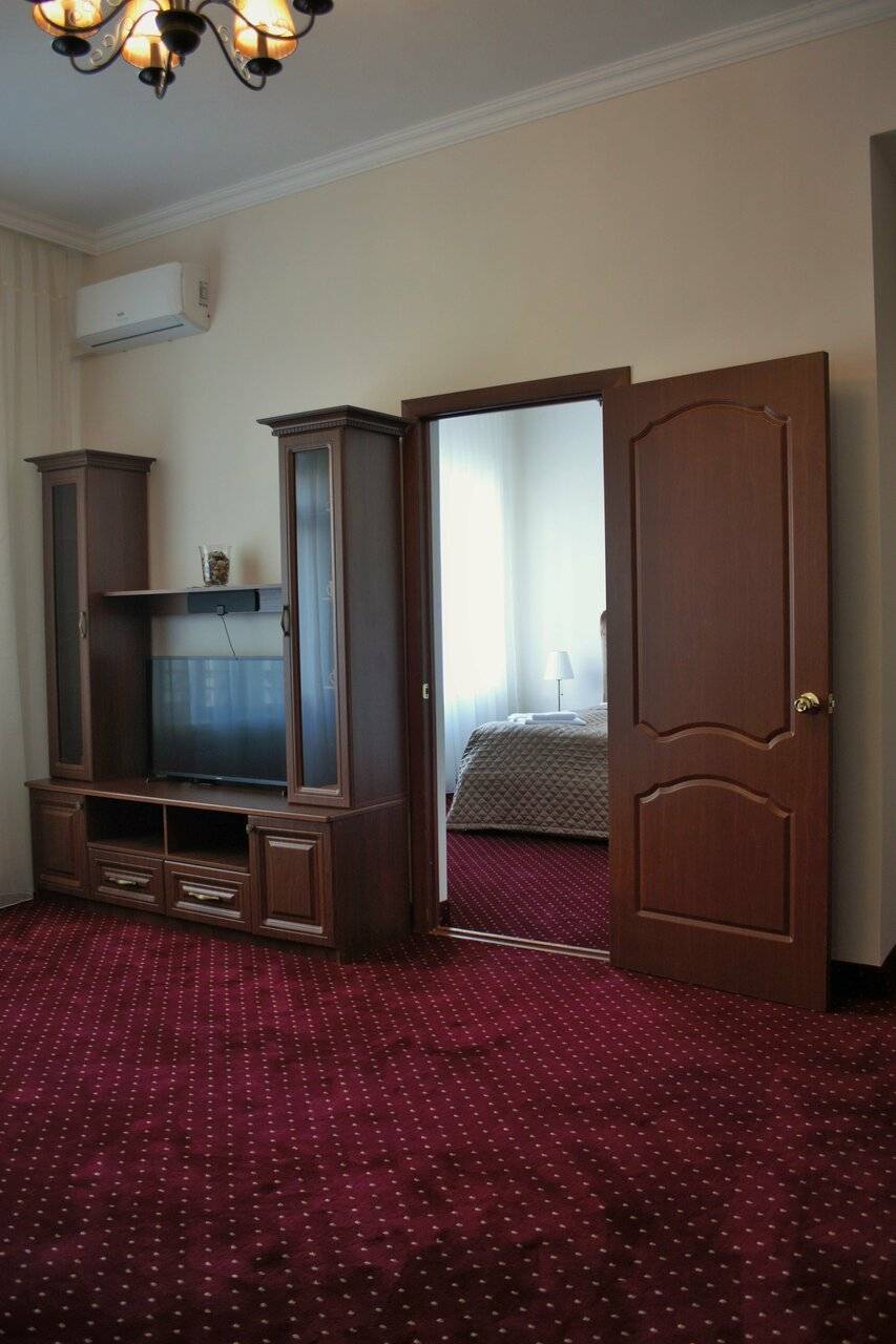 Фотографии номера Люкс в Гостинице Корона Нальчик