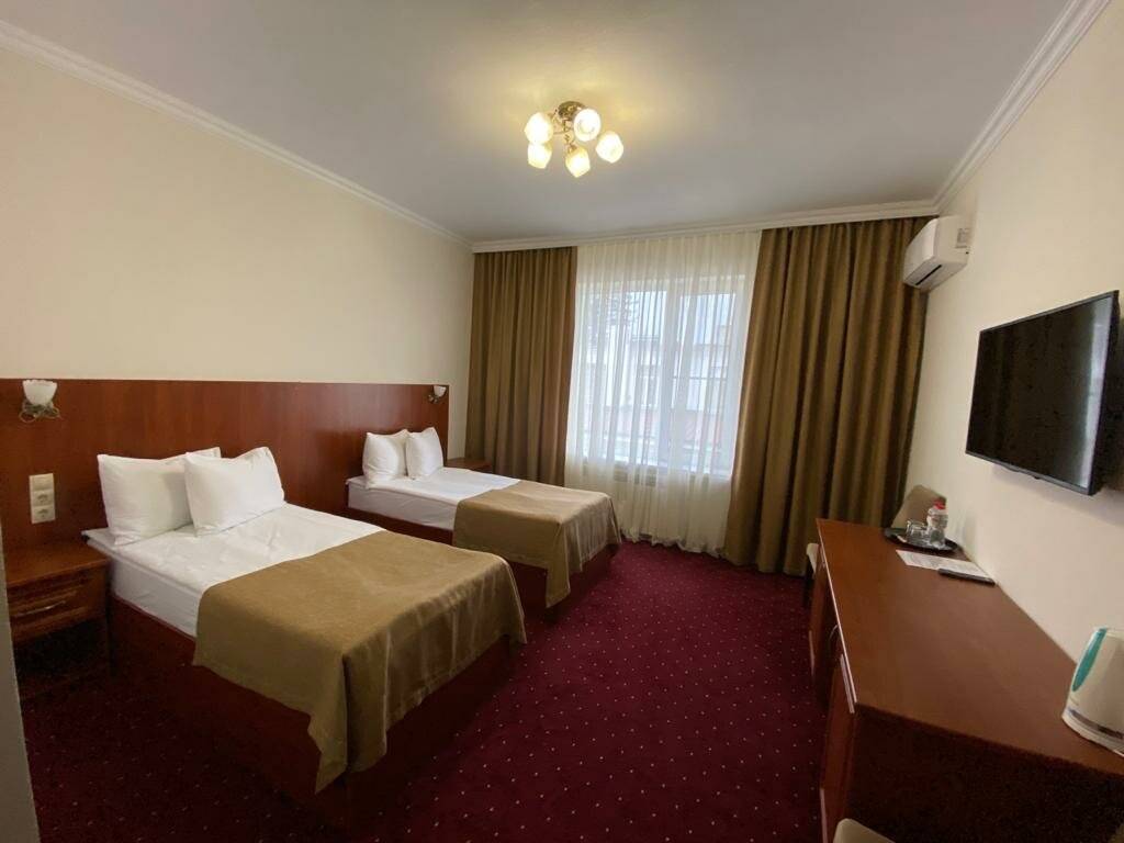 Фотографии номера Двухместный номер с 2 отдельными кроватями в Гостинице Корона Нальчик